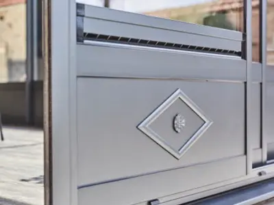 Soubassements pleins et rosaces