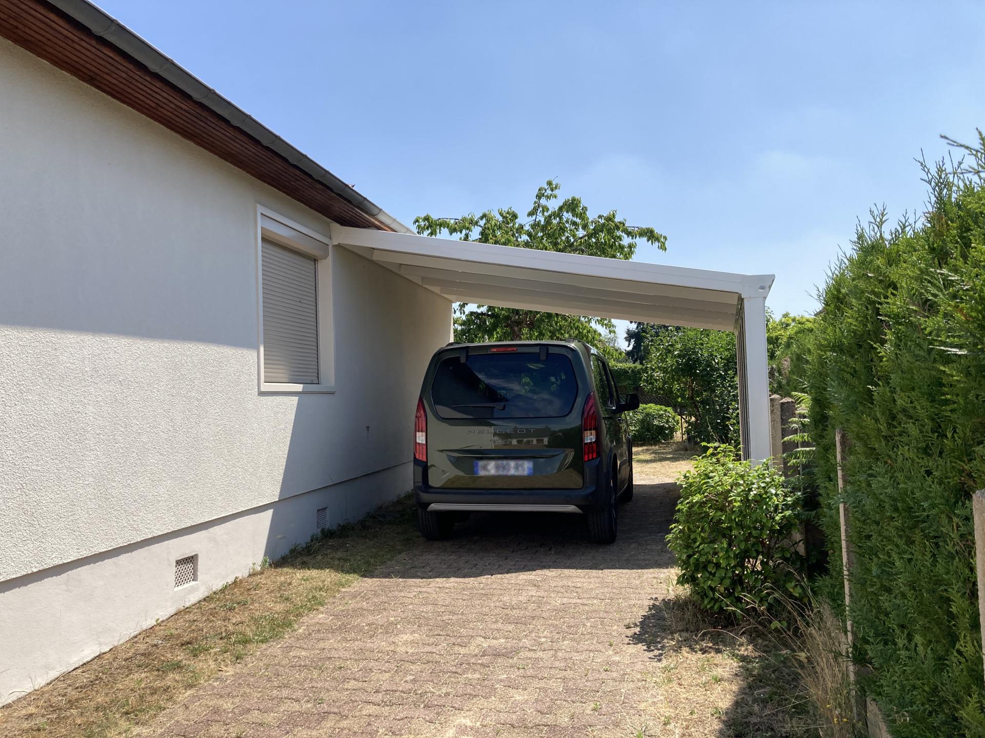 Carport aluminium pose en limite de propriété