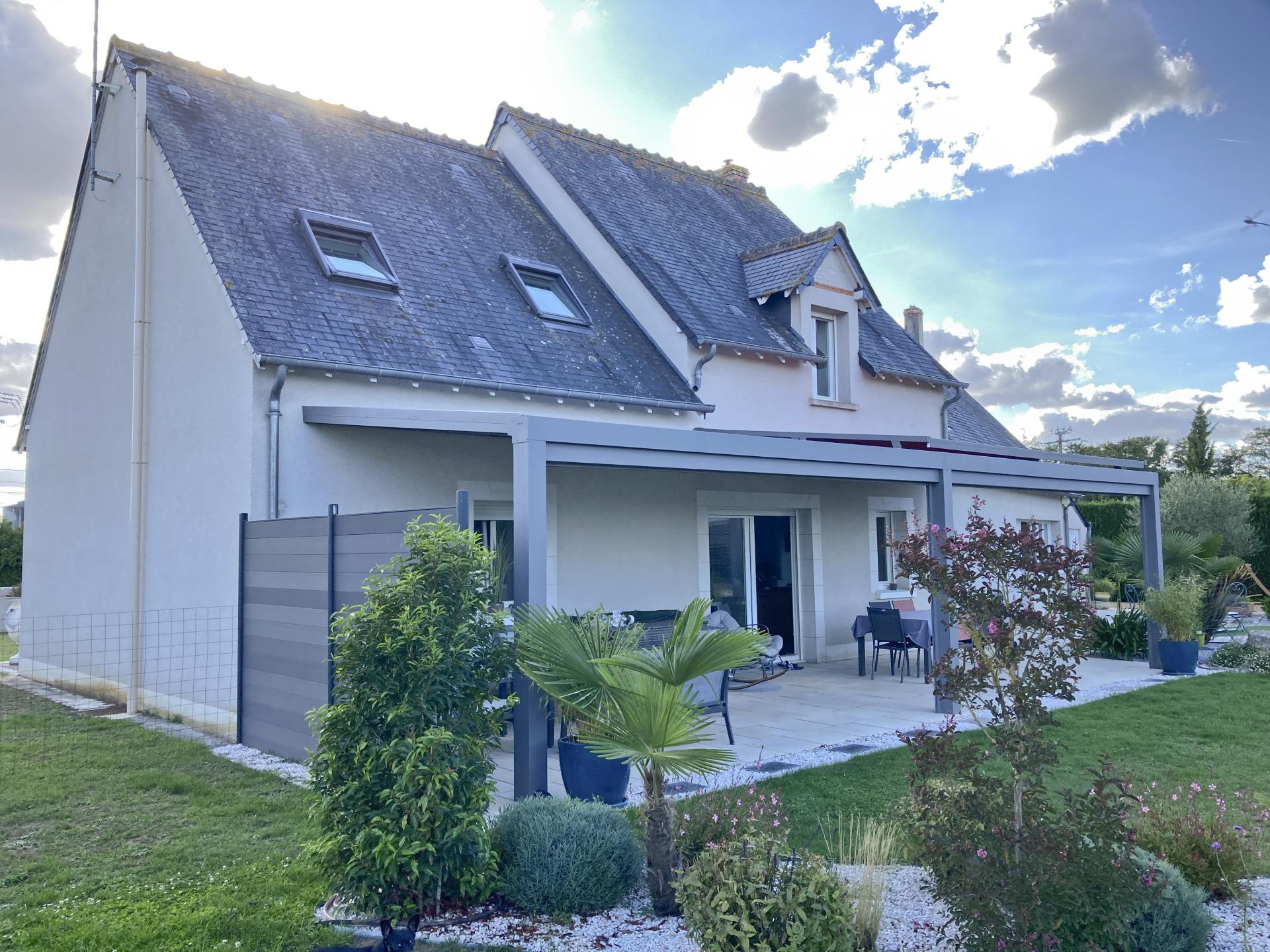 Auvent pergola toiture vitrée et panneaux opaques à Blois