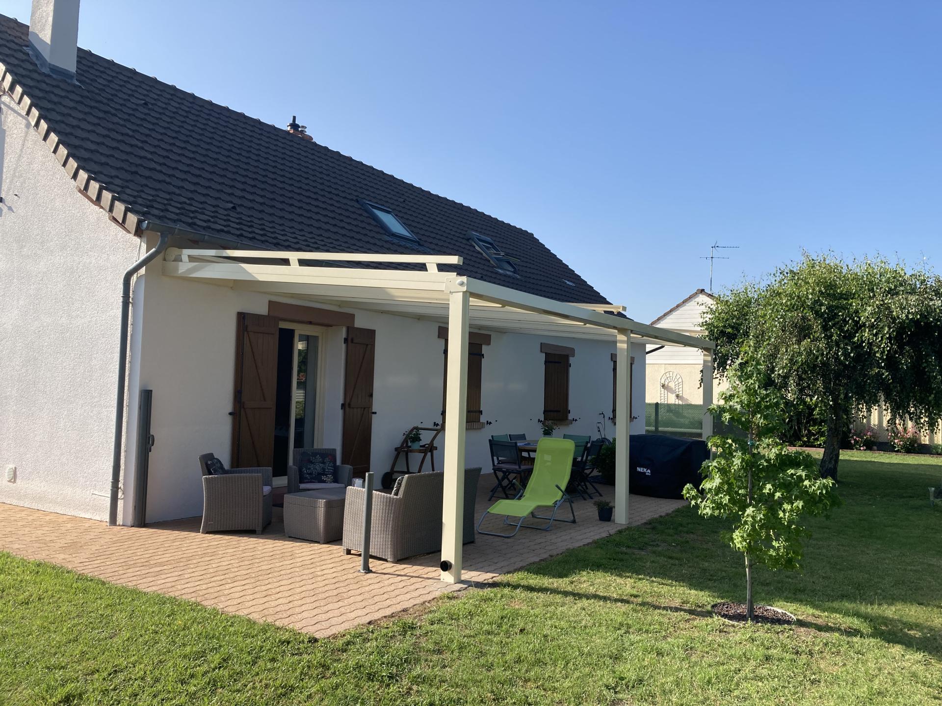 pergola toiture transparente avec store de toiture