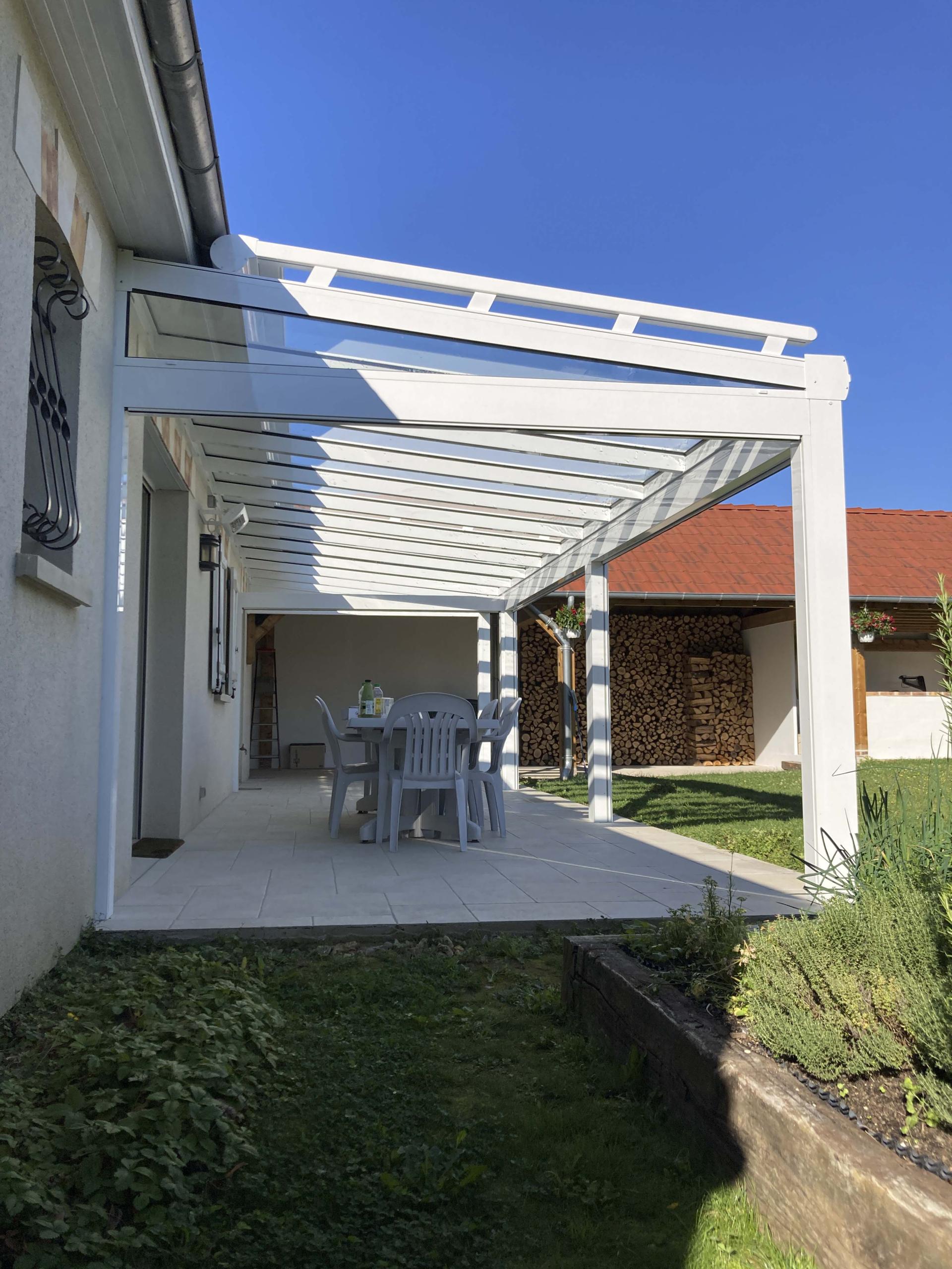 pergola toiture vitrée avec store de toiture
